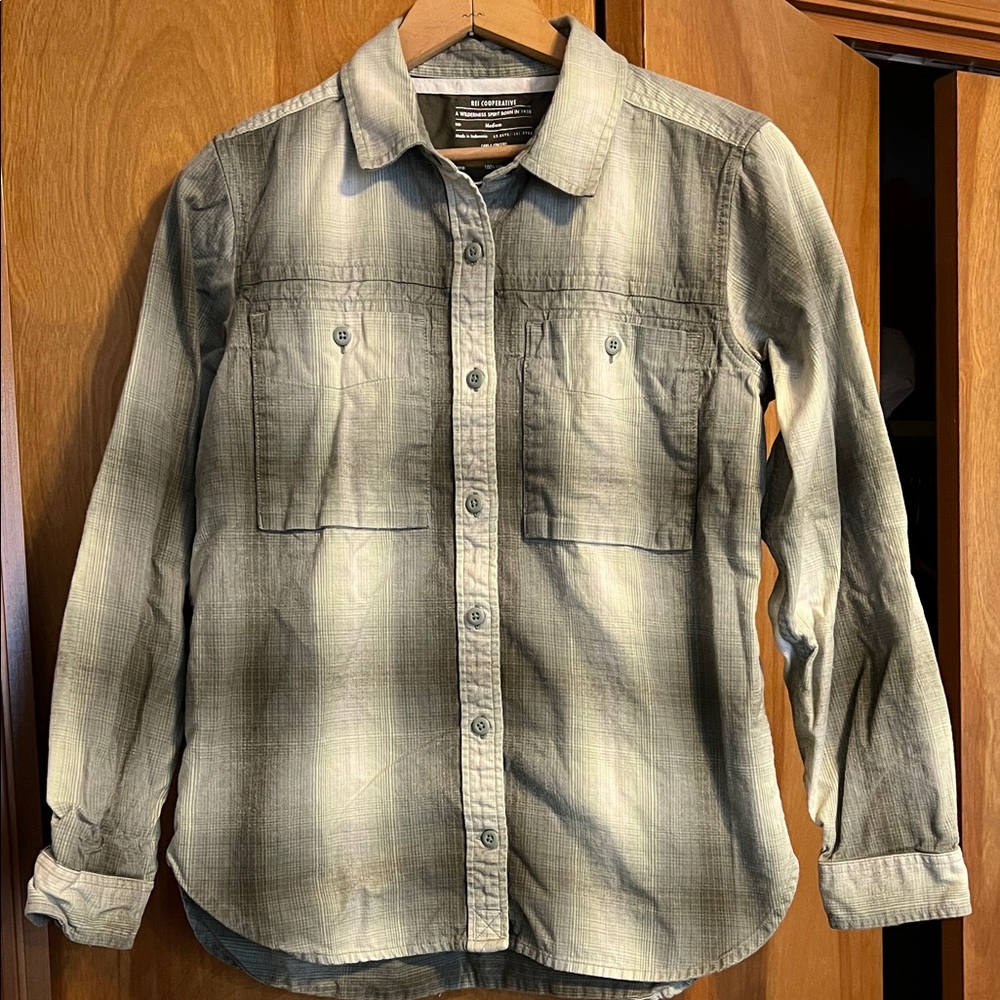 REI Cooperative Women’s Button Down Shirt Size Medium